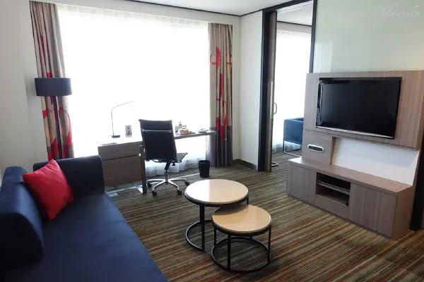 【桃園機場】台北諾富特華航桃園機場飯店Novotel Taipei Taoyuan International Airport 行政套房住宿心得。離桃園國際機場超近/房間就可以看到飛機起降