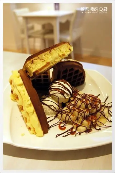 【台中下午茶】Connies Cafe。媲美鑽石的3CM超厚鬆餅