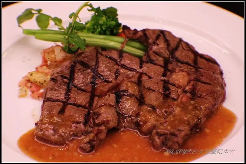  小紅蕃薯餐廳,服務人員帥氣又美麗!