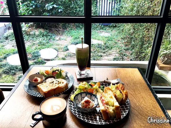 【台南。美食】北區 / 南島夢遊，可愛店狗TOMO，隱藏於巷弄中的文青咖啡，早午餐/咖啡/輕食/下午茶/鬆餅，提供wifi