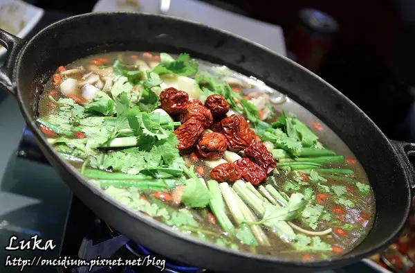 [中山區] 紅堂新川味 @ 改良式川菜。推甜暖入心的火鍋雞！