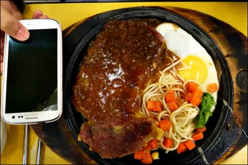 【紫牛牛排館】臨江夜市吃什麼？8盎司超厚切牛排和臭豆腐必點