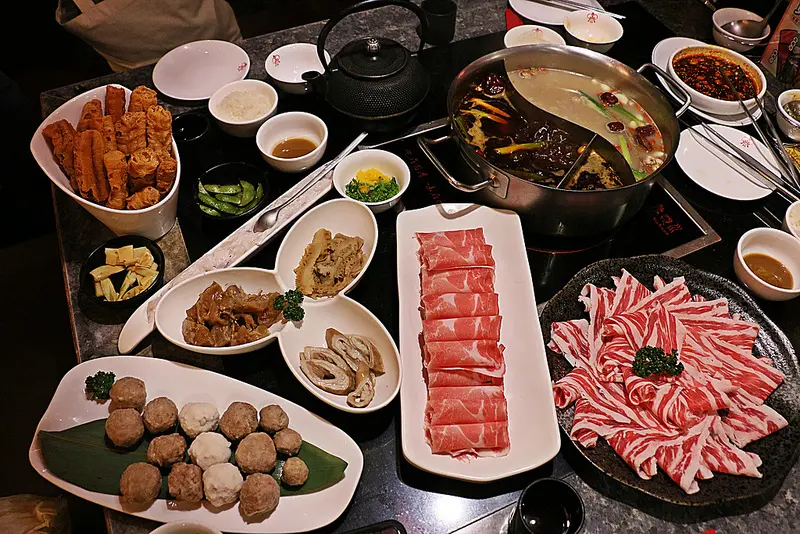 台北麻辣鴛鴦火鍋『老四川(台北長安店)』鼎王對面，鴨血豆腐無限續，白飯免費吃到飽，2~4人套餐，菜單價位，外帶麻辣鍋(捷運松江南京站)