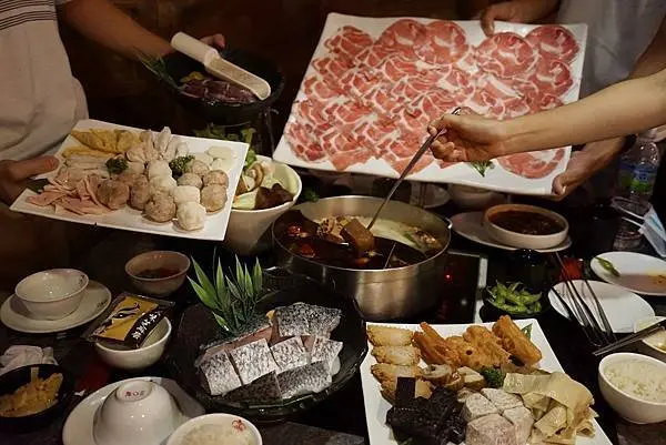 老四川巴蜀麻辣燙 - 極品香辣湯底，鴨血豆腐吃到飽，麻辣鴛鴦鍋首選，台北中山美食推薦