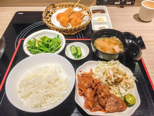 豚膳 黑豚料理專門店 - 定食炸物都不錯