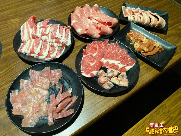 炭火燒肉工房菜單價位大公開》台中燒肉燒烤吃到飽美食必吃小吃餐廳～推薦牛舌、帶骨牛小排、嫩肩雪花牛。