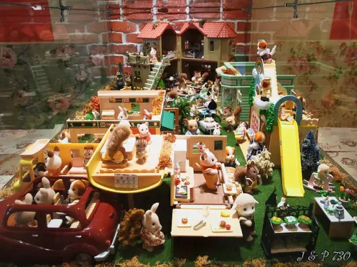 台北捷運忠孝復興 艾瑪鬆餅屋~這裡也有小小袖珍博物館喔