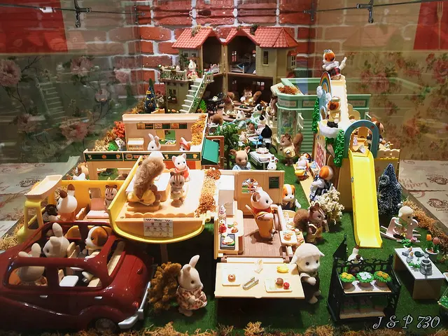 台北捷運忠孝復興 艾瑪鬆餅屋~這裡也有小小袖珍博物館喔