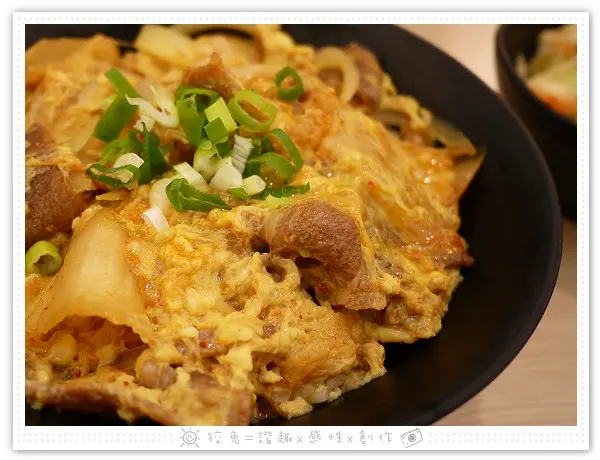 [台南食記] 新饌日食~韓式泡菜豬肉蓋飯+起司咖哩豬肉蛋包飯‧附沙拉！平價日式簡餐店！♥南科人專區♥