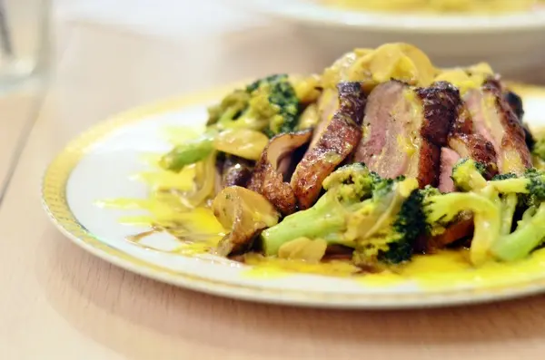 便宜量夠而且精緻，是間很值得推薦的餐廳！ -- 德利昂洋食屋