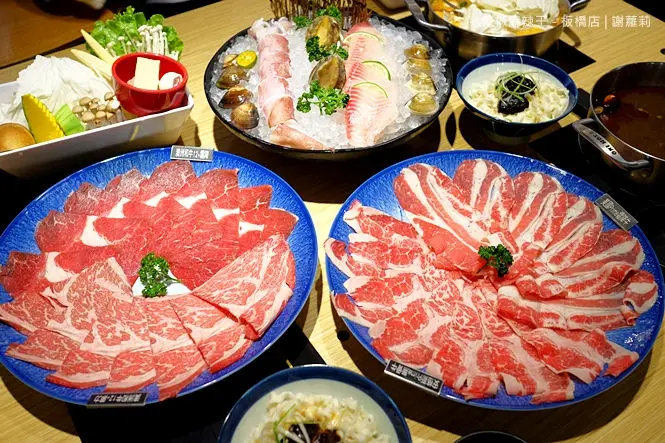 《板橋♥食記》鬼椒麻辣王。巔覆你對鬼椒一番鍋的傳統印象，二代店隆重登場，prime牛肉、和牛12+、澎湖大明蝦、天使紅蝦、鮑魚，還有生鮮的超大肥龍蝦，超澎派鍋物吃得超滿足！(江子翠站)