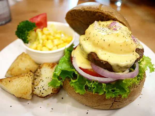 【食記】台北*信義。Pond Burger cafe*熔岩起司手打牛肉堡