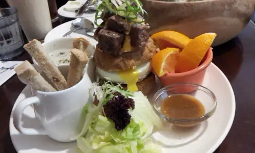 信義區基隆路 悠閒假日早午餐~POnD BURGER CAFE~*