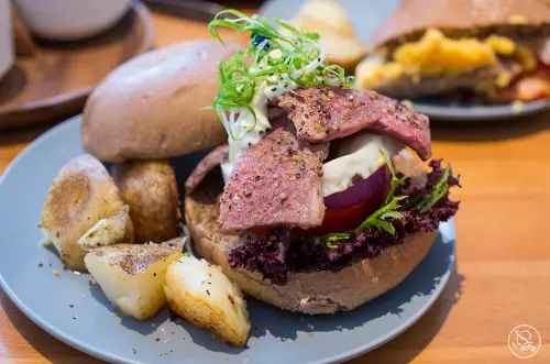 CAFE·食話食說｜Pond Burger Cafe，咖啡店也有好漢堡/捷運101站/信義區早午餐/有包廂