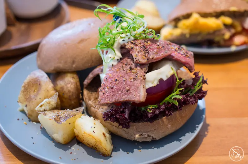 CAFE·食話食說｜Pond Burger Cafe，咖啡店也有好漢堡/捷運101站/信義區早午餐/有包廂