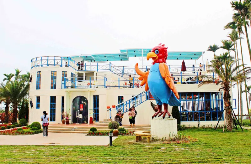 沒出國～在台灣看到迷人藍白地中海式城堡建築，隱藏在南投茶園裡‧赤腳精靈窯烤麵包景觀餐廳 