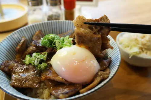 【台北通化夜市】滿燒肉丼食堂-燒肉丼+洗1小時熱水澡的溫泉蛋美味組合--踢小米食記