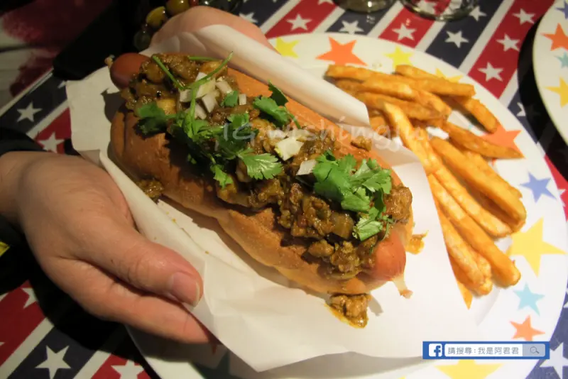 [板橋新埔]WORTHY活西美式餐飲～新菜登場!!墨西哥辣肉醬熱狗堡&海鮮墨魚燉飯&燻雞起士薄餅。美式餐廳+運動酒吧～大滿足大份量!!(附菜單)