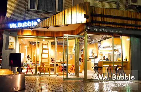 [台北。MS. BUBBLE] 我在泡泡小姐家裡大剌剌的看報紙兼吃軟泥巴~