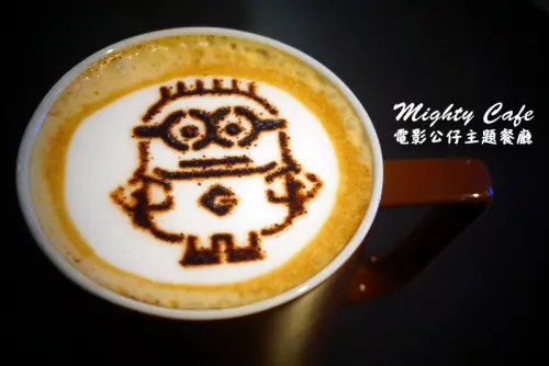 【台中美食】MIGHTY Cafe公仔主題餐廳！蝙蝠俠對超人電影剛上映超應景！小小兵拉花好可愛阿！有店狗！(寵物友善餐廳)
