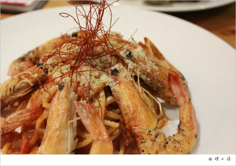 [台中] 鋼鐵人餐廳「Mighty Cafe」，喜歡他們家的火山蝦和帥氣十足、隻隻逼真的鋼鐵人！