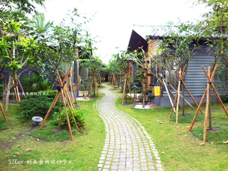 (宜蘭礁溪民宿 /泡湯/波卡拉渡假會館)人間桃花源「波卡拉渡假會館」(五之二：館外環境篇)遍地花草迎賓開， 悠然自得小木屋!