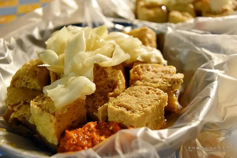 [板橋夜市美食] 好味道臭豆腐，南雅夜市夯夯排隊店，食尚玩家推薦隱藏版車庫臭豆腐
