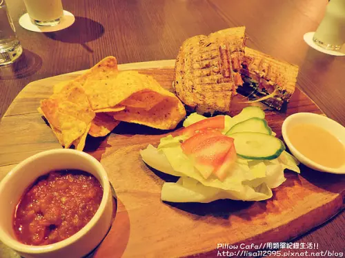 食記★Pillow Cafe 有好吃的三明治及可愛的柯基犬!!
