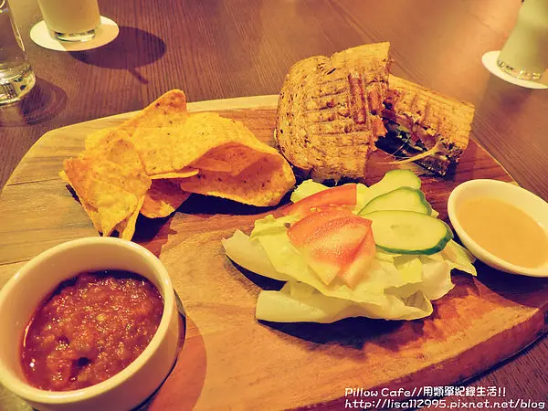 食記★Pillow Cafe 有好吃的三明治及可愛的柯基犬!!