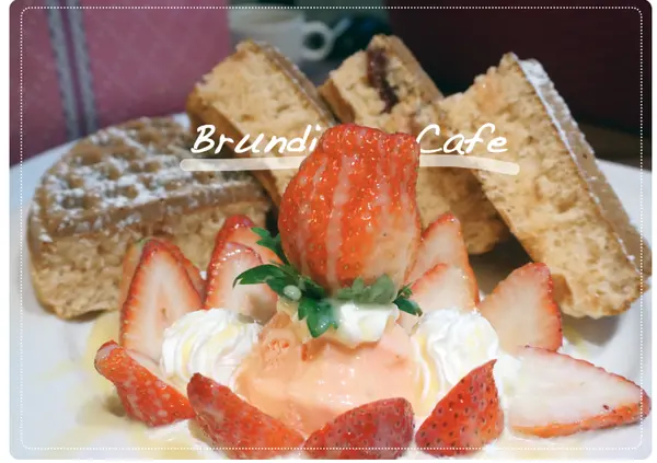 『Food』近士林夜市 大推：少女心最愛 布朗迪咖啡 Brundi Cafe 超人氣 超厚超綿密鬆餅 最平價 CP值爆表
