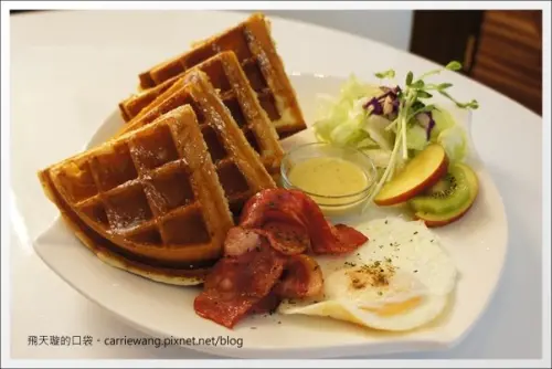 【台中早午餐】浸在咖啡 in cafe。鬆餅滿推薦的哦！