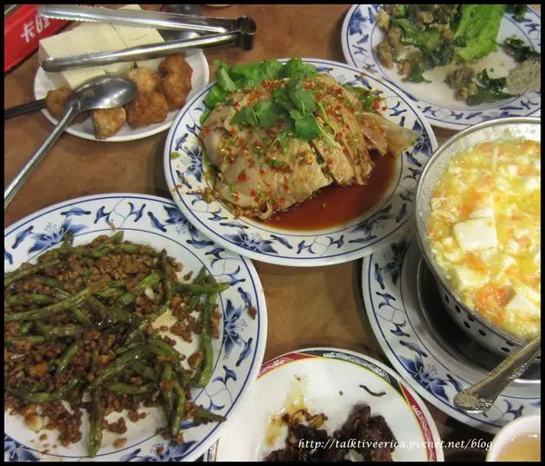 『呷』「捷運小碧潭站」☆ 山東餃子館 ☆ 期待值很高的酸菜白肉鍋