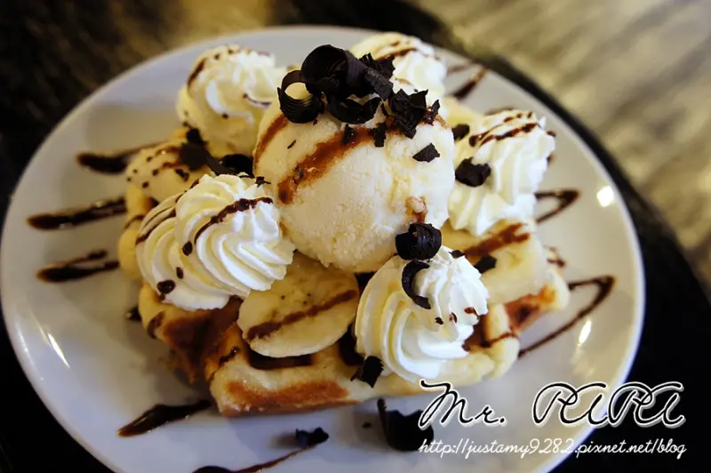 食記 ☞ 永春捷運站 ▍Mr. PAPA (永春總店) ▍旗下，唯一一家賣有霜淇淋の比利時鬆餅~ 終於被我征服啦!!!