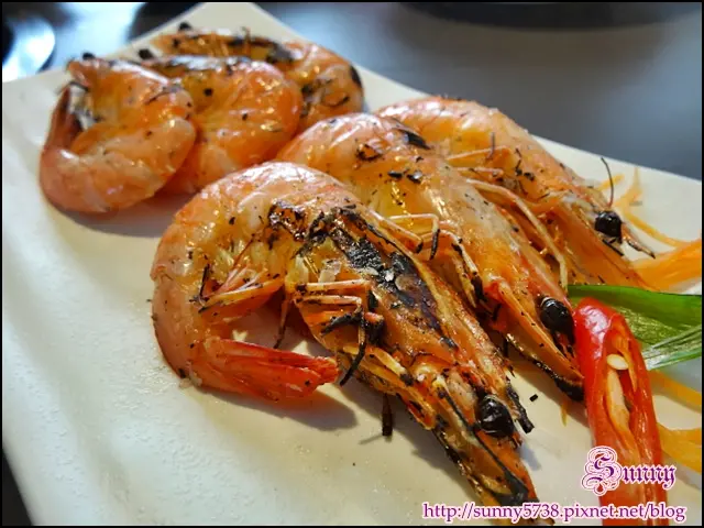 台中西區。爭蝦吃到飽。平價26道鮮蝦料理、麻辣鍋吃到飽。美術館周邊