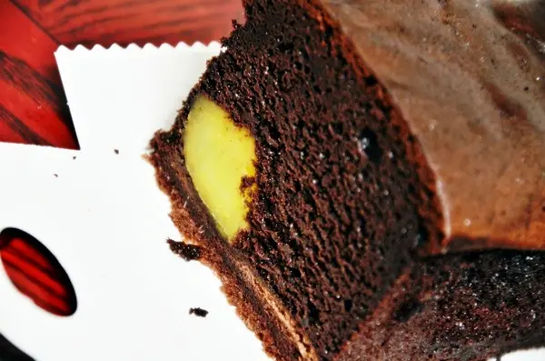 什麼蛋糕竟然流汗了，切開後裡面還金光閃閃！！！ -- 雄爸鴉片坊