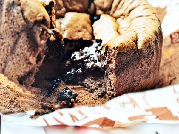  太邪餓了!!你怎麼爆漿爆這麼多而且還燙到我的舌頭!! -- 御見輕烘焙