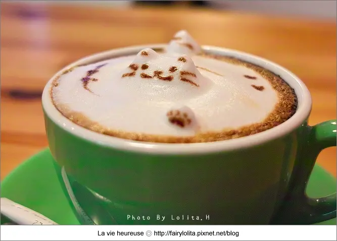 《台中♥食記》貓旅行咖啡輕食館。療癒系的３Ｄ立體貓拉花，可愛到讓人心花兒朵朵開！