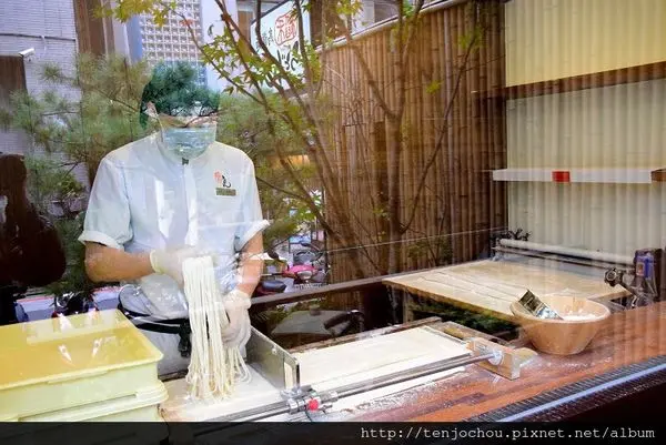 花花，甲飽沒【台北食記】中山捷運站 店家自製超Q彈麵條 好吃請敲好吃鐘 稻禾烏龍麵