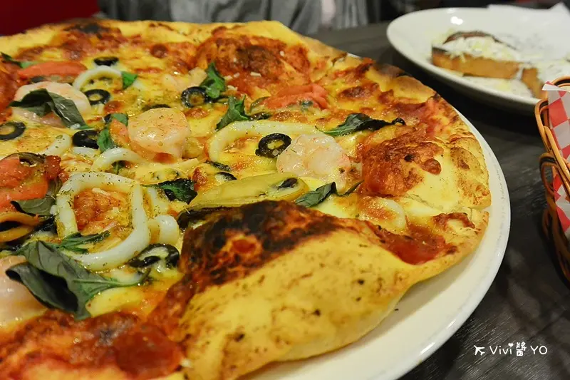 台北板橋區 捷運板橋站 Alleycats Pizza誠品新板店 兒童遊樂區 披薩 窯烤脆餅 帕尼尼