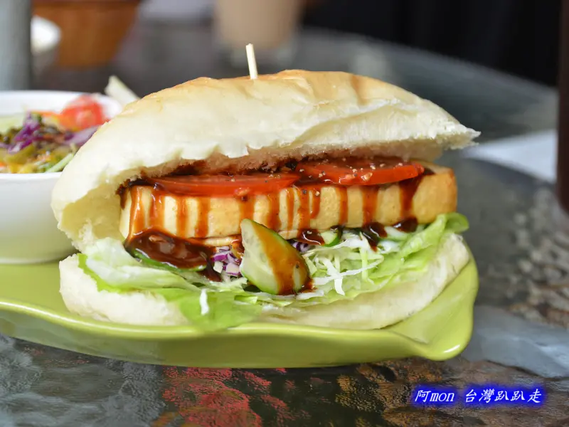<台中南區>食記:小潛艇養生蔬食~創意料理之鐵板豆腐堡