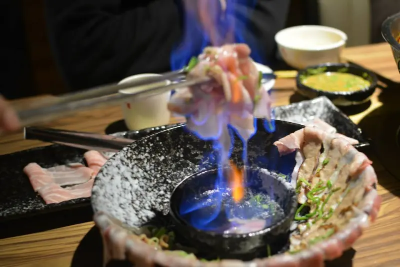 【食-新竹竹北】岩漿火鍋♥獨門招牌火焰炙燒豬♡爆料蝦漿