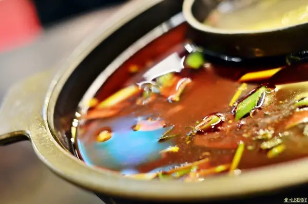 上等的食材，專業隨桌服務，紅湯讓嘴唇地震，白湯暖到心頭！真材實料！-- 九寨十鍋