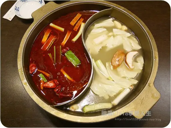 美食。餐廳│ 台北中山區 中山捷運站 九寨十鍋四川麻辣鍋 匈牙利國寶曼加利札豬 Mygod~多款冰淇淋吃到飽 泰國冰淇淋超正點 ❤跟著Livia享受人生❤