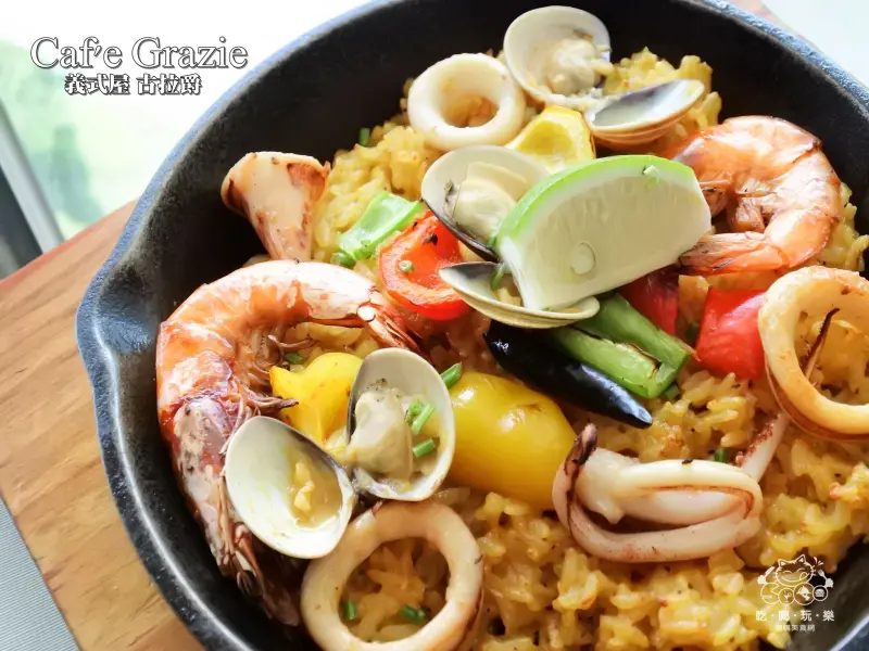 《美食推薦》【桃園】Café Grazie 義式屋古拉爵(桃園遠百店)。桃園火車站前商圈美食 特推健康野菜比薩 西班牙海鮮烤飯 起司鑲蛋佐佛卡夏 蒜香烤雞肉 桃園必吃美食推薦