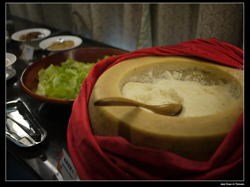 [桃園大飯店假日情懷咖啡園]懷舊的老口味飯店式自助餐, 大成本選用帕馬森起司