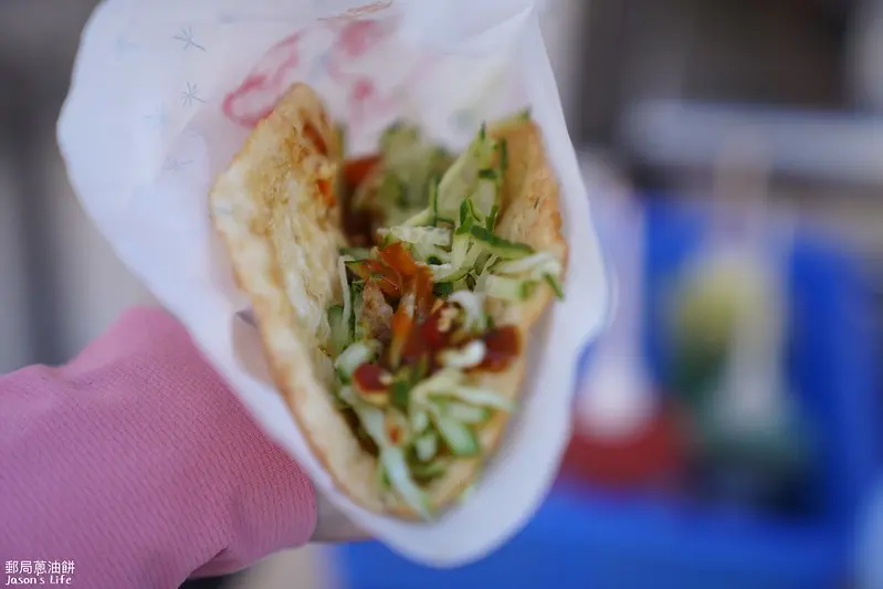 【澎湖馬公│美食】郵局口蔥油餅。馬公市小吃推薦，大排長龍為了就是它，加蛋蔥油餅加上清爽小黃瓜和蒜泥辣椒，最受歡迎小吃之一