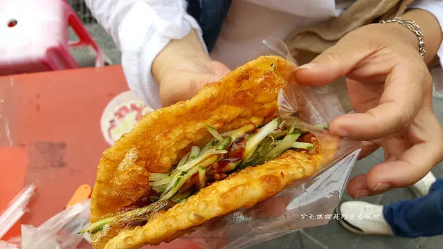 澎湖馬公。郵局蔥油餅。小黃瓜整桶任你加的