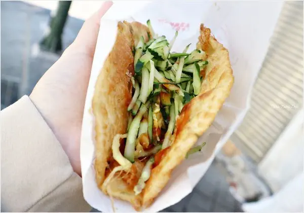 [澎湖馬公]郵局口蔥油餅惠民店|獨門清爽吃法，小黃瓜絲免費自己加，單蛋不夠雙蛋也可以！