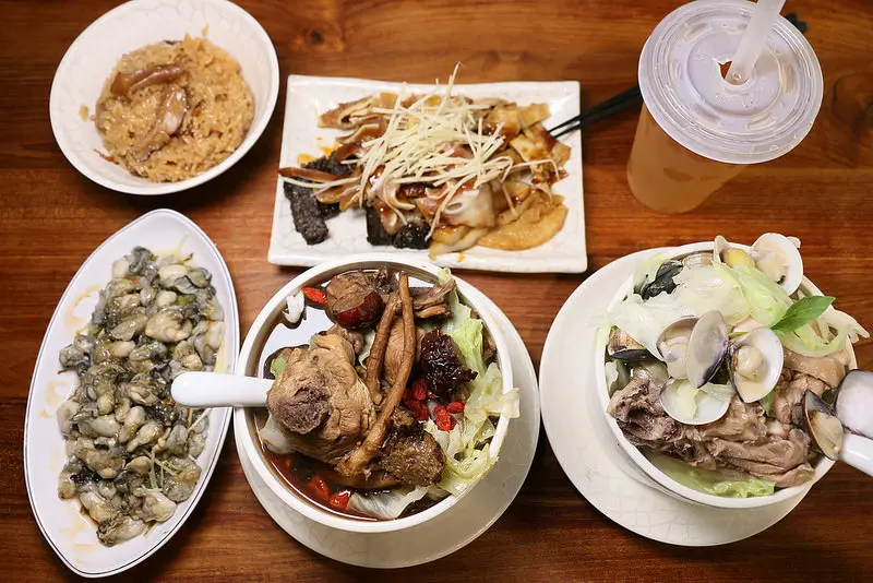 台北。中正～秋冬進補。大推無雷！台大醫院旁養生美食。晚來吃不到油飯配超美味雞湯～雙月食品社（捷運善導寺站）