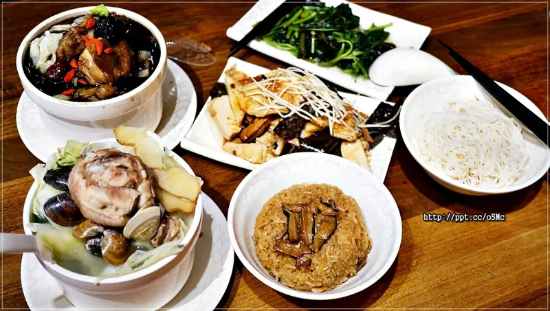 【雙月食品】善導寺捷運站～CP值極高的平民小吃，毎到用餐時間，門口排隊人潮多多，就是一嘗這美味雞湯，隱藏版美食，千萬別錯過